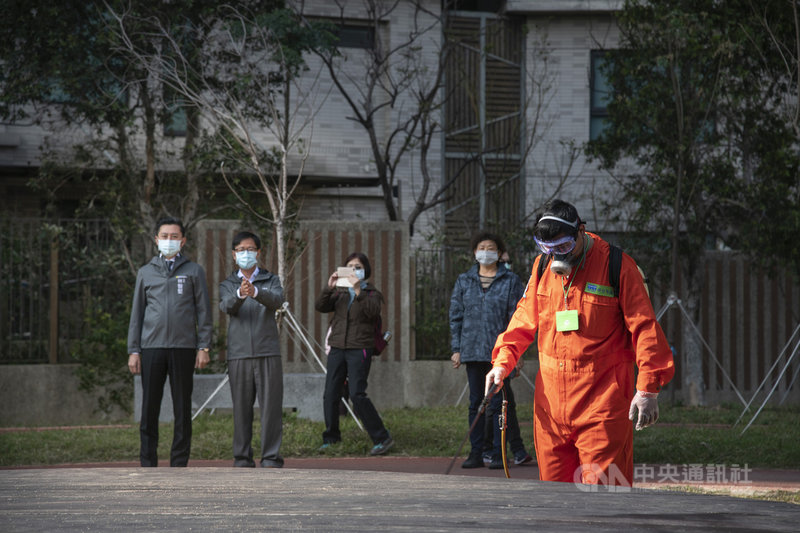 國內疫情升溫,新竹市長林智堅(後左)26日指出,桃竹竹是共同生活圈,為加強防疫,竹市防疫工作全面升級,啟動全市消毒,包括公園、人口稠密處等,同時也呼籲民眾口罩戴好戴滿、勤洗手。(新竹市政府提供)中央社記者郭宣彣傳真 110年1月26日