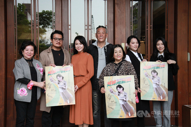大愛劇場「姊姊向前衝」26日舉辦上檔記者會,主要演員陳淑芳(左起)、黃浩詠、余子嫣、龍劭華、吳秀珠、高伊玲、鄧雨晨出席,分享拍攝花絮及買保險經驗。(大愛電視提供)中央社記者王心妤傳真 110年1月26日