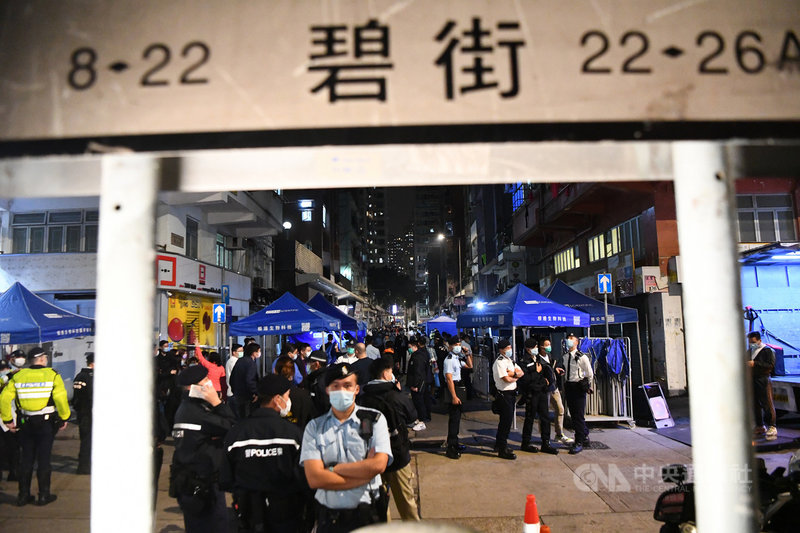 香港當局26日晚間再度祭出無預警封區的手段,圍封九龍油麻地3幢大樓,預計以一個晚上的時間,為樓內所有居民強制檢測2019冠狀病毒。圖為遭封區現場。(中通社提供)中央社 110年1月26日
