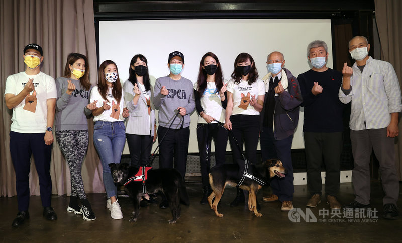 台灣防止虐待動物協會 (TSPCA)和台北市議員許淑華(右4)共同邀請副總統賴清德(左5)力挺動保,親自示範擔任收容所志工,並拍攝影片呼籲國人飼養寵物應以「領養代替購買」。中央社記者鄭傑文攝 110年1月26日