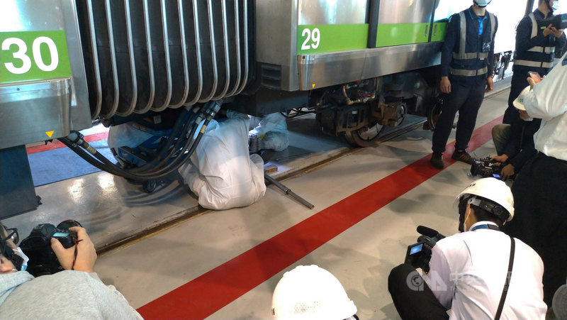 台中市議員26日前往台中捷運綠線北屯機廠,聽取工作人員簡報,並視察聯結器安裝作業。中央社記者蘇木春攝 110年1月26日