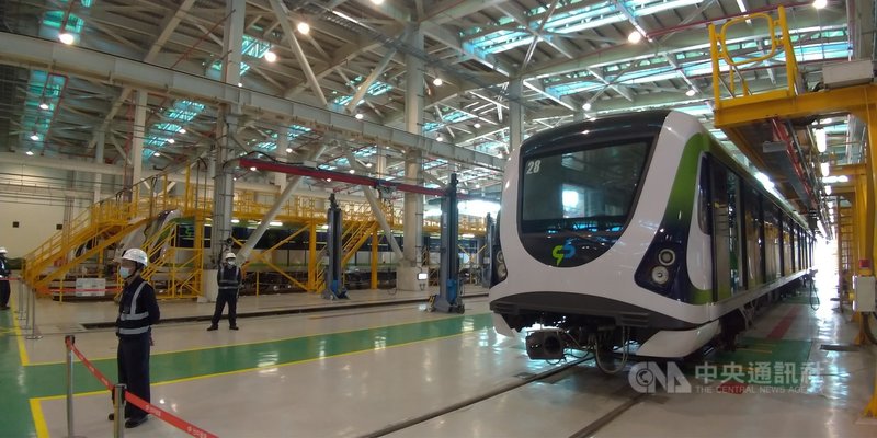 台中捷運綠線18列車所需36支新軸心已分2批運抵北屯機廠,陸續進行組裝及檢測作業,預計2月20日前完成安裝測試。中央社記者蘇木春攝 110年1月26日