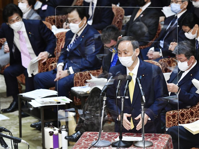 NHK報導,日本首相菅義偉(前)26日表示,對於發生確診武漢肺炎者無法立刻在醫院治療,「身為負責人,感到非常抱歉」。(共同社)