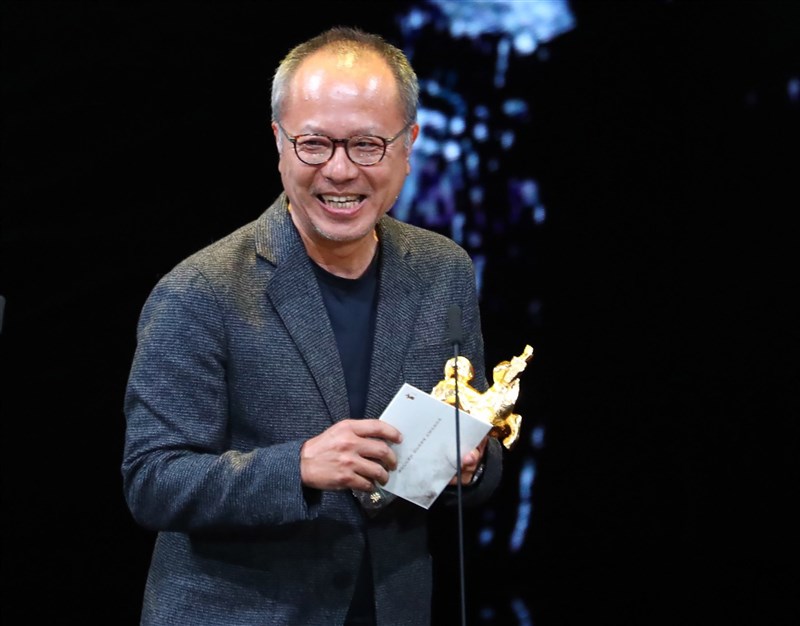楊士琪紀念獎今年從台北電影節獨立後,26日宣布第8屆得獎者為導演鍾孟宏,肯定他提拔新一代電影人為影界付出的精神。圖為鍾孟宏2019年獲得第二座金馬獎最佳導演獎。(中央社檔案照片)