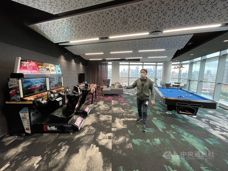 Google位於新北市板橋遠東通訊園區的全新辦公室27日啟用,內部寬敞明亮,圖為員工遊戲室。中央社記者王飛華攝 110年1月27日