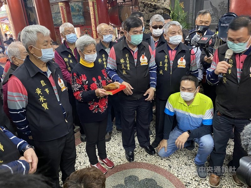 苗栗縣通霄鎮白沙屯拱天宮每年擲筊決定來年媽祖徒步前往雲林進香時程,27日循例由管委會陪同值年爐主向媽祖請示2021年進香期程,擲筊結果為4月11日深夜出發。中央社記者管瑞平攝 110年1月27日
