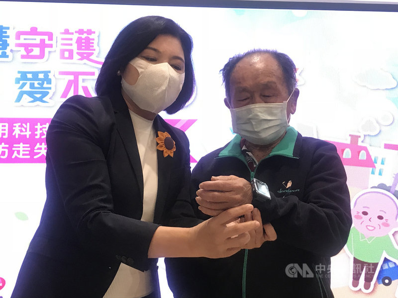 雲林縣長張麗善(左)27日出席「智慧守護、愛不迷途,雲林縣運用科技守護長者防走失服務計畫」記者會,為長輩配戴D+御守錶,希望透過定位手錶多了一層保護,讓長輩可以享有尊嚴不受限制自由外出。中央社記者姜宜菁攝 110年1月27日