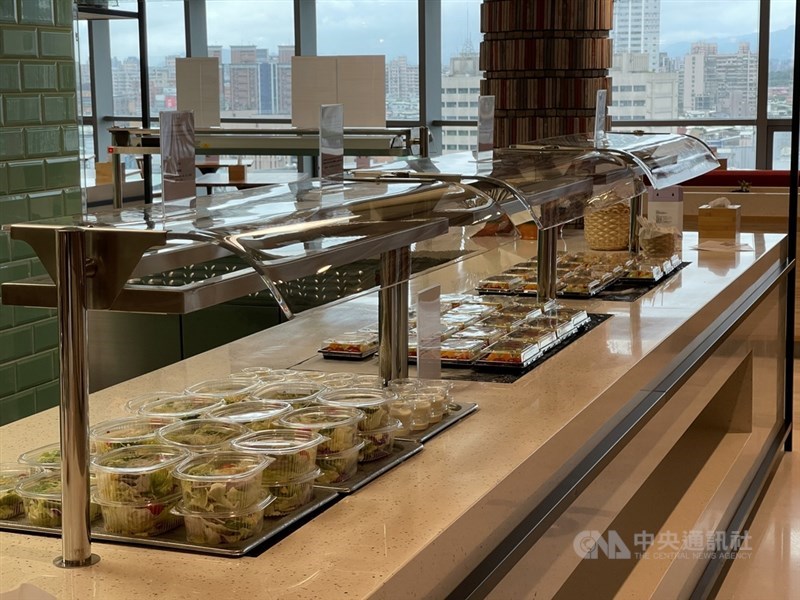 Google位於新北市板橋遠東通訊園區的全新辦公室27日正式啟用,是美國總部以外首座且最大的硬體研發基地。圖為員工餐廳,有多種菜色料理供選擇。中央社記者王飛華攝 110年1月27日