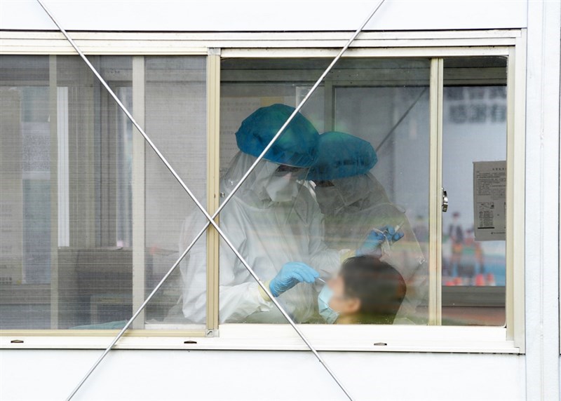 桃園醫院群聚感染者案889、890感染源釐清中,疫情指揮中心已緊急對大外科213人進行抗體檢測,釐清曾否有人染疫。(中央社檔案照片)