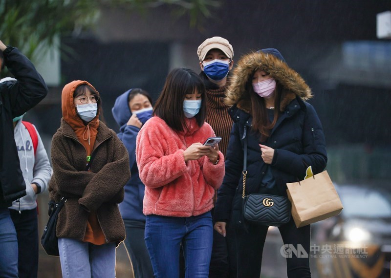 氣象局表示,28日強烈大陸冷氣團南下,愈晚愈冷,中部以北約攝氏9至11度。(中央社檔案照片)
