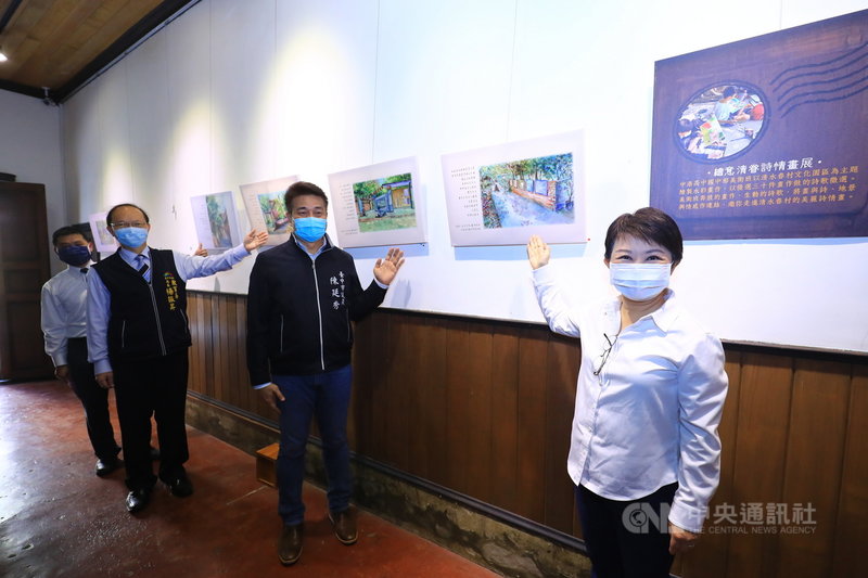 台中市中港高中國中部美術班27日起在北屯區歷史建築林懋陽故居「一德洋樓」舉辦雙聯展,台中市長盧秀燕(右)應邀出席,參觀學生作品。中央社記者郝雪卿攝 110年1月27日