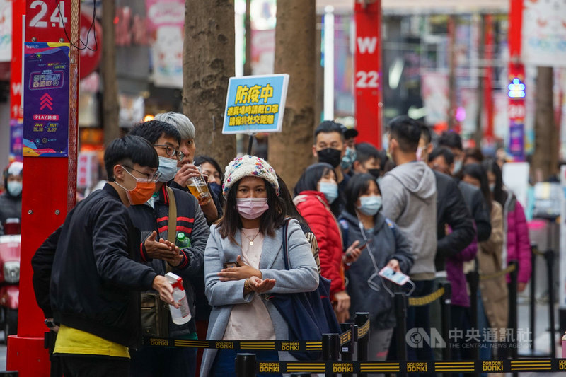國發會27日公布2020年12月景氣燈號,亮出代表景氣「趨熱」的黃紅燈,國發會直言,這反映國內經濟增溫。圖為日系商店排隊人潮。中央社記者裴禛攝 110年1月27日