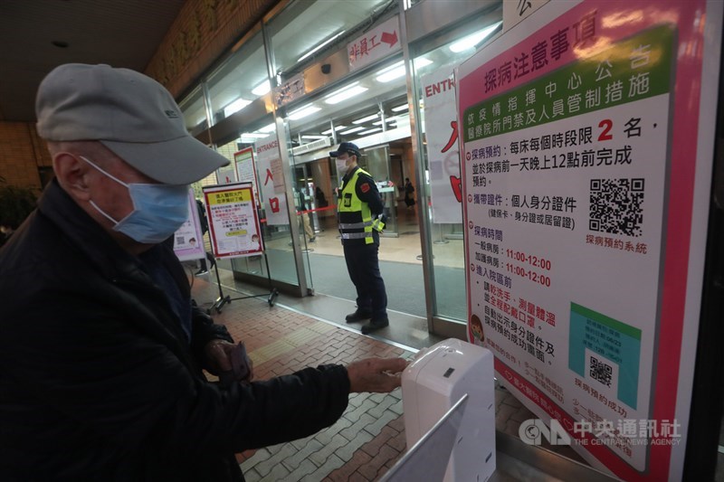 衛生福利部桃園醫院群聚感染疫情升溫,中央流行疫情指揮中心指揮官陳時中27日宣布,北北桃地區的醫院即日起至2月9日禁止探病,僅3種特殊狀況例外。中央社記者吳家昇攝 110年1月27日