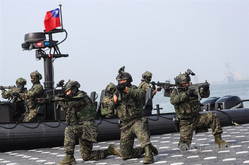國軍春節期間加強戰備,海軍27日在左營軍港舉行操演,海軍陸戰隊M109突擊艇模擬岸邊警戒狀態,隊員持槍保持警戒。中央社記者王騰毅攝 110年1月27日