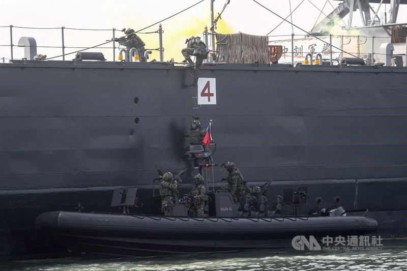海軍27日在左營軍港實施春節期間加強戰備演練,海軍陸戰隊乘M109突擊艇登船進行反特攻操演。中央社記者王騰毅攝 110年1月27日