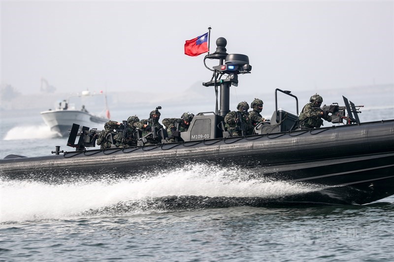 國軍春節期間加強戰備,海軍27日在左營軍港舉行反特攻操演,海軍陸戰隊乘M109突擊艇快速推進。中央社記者王騰毅攝 110年1月27日
