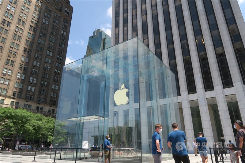 日經亞洲評論27日報導,蘋果正把iPhone、iPad、Mac和其他產品的生產線加速移出中國。圖為曼哈頓第五大道蘋果直營店。(中央社檔案照片)