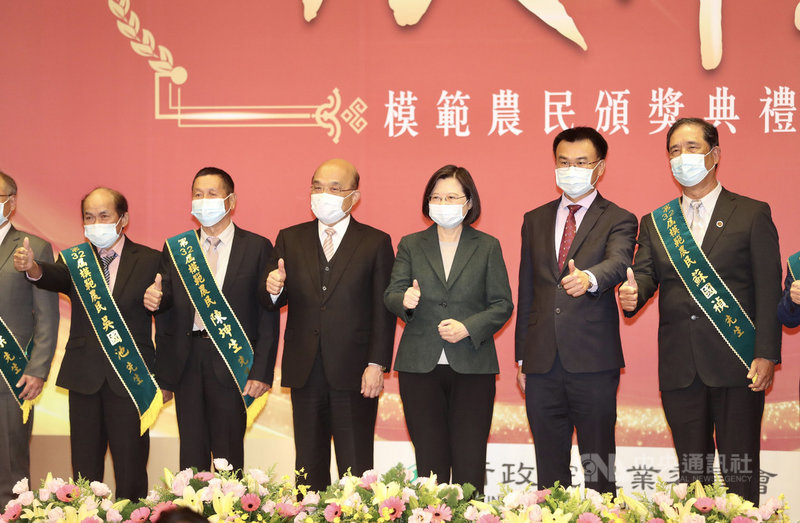 總統蔡英文(右3)、行政院長蘇貞昌(右4)與農委會主委陳吉仲(右2)27日下午在農委會出席「第32屆全國十大神農及模範農民頒獎典禮」,與模範農民得獎者合影。中央社記者張皓安攝 110年1月27日