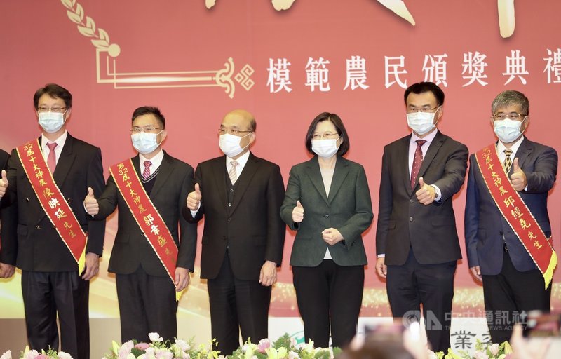 總統蔡英文(右3)、行政院長蘇貞昌(左3)與農委會主委陳吉仲(右2)27日下午在農委會出席「第32屆全國十大神農及模範農民頒獎典禮」,與十大神農得獎者合影。中央社記者張皓安攝 110年1月27日