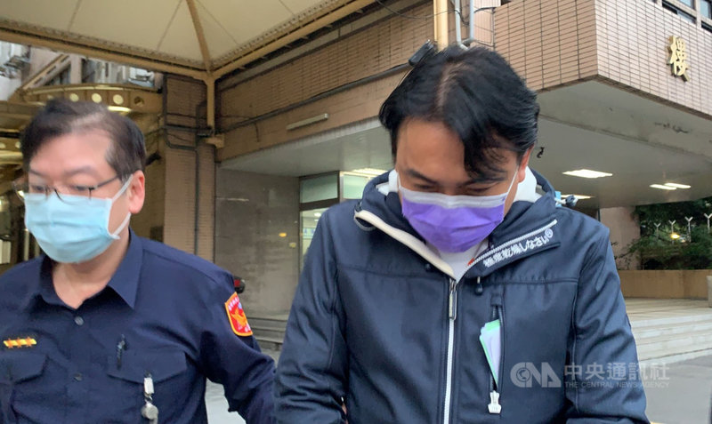 國民黨籍新北市議員曾煥嘉(右)涉嫌詐領助理費,新北地檢署26日搜索並傳喚曾煥嘉等22人到案,27日向新北地方法院聲押禁見曾煥嘉獲准。中央社記者沈佩瑤攝 110年1月27日