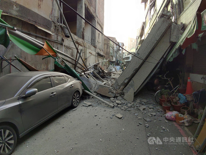 高雄市新興區八德二路、同愛街口一棟老舊建物28日下午突然坍塌,警方已到場拉起警戒線,並清查救出一名受困人員,至於坍塌是否與下午發生的地震有關則仍待調查釐清。(高雄市消防局提供)中央社記者王淑芬傳真 110年1月28日