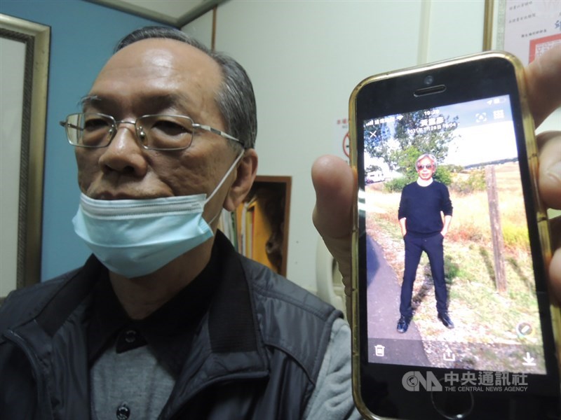 前新光醫院副院長黃芳彥涉前總統陳水扁國務機要費案潛逃美國,人在台中擔任開業醫師的弟弟黃重彥(左)28日受訪證實,上午10時多接獲在美姪子電話告知,哥哥黃芳彥被發現陳屍在自家停車場的車上。中央社記者郝雪卿攝 110年1月28日