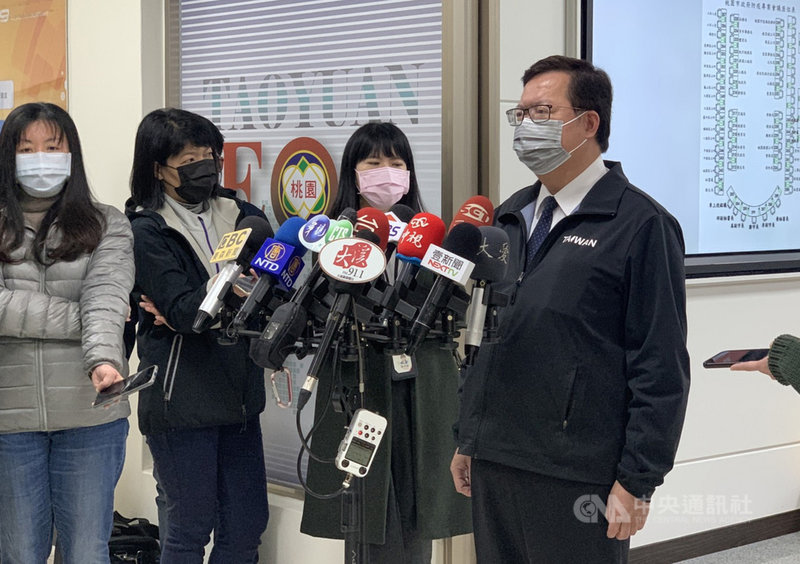 桃園市長鄭文燦(右)28日上午主持防疫專案會議,結束後接受媒體聯訪,他補充說明,中央宣布北北桃所有醫院禁止探病,桃園原本11家責任醫院已經實施,現在要擴大到34家。中央社記者葉臻攝 110年1月28日