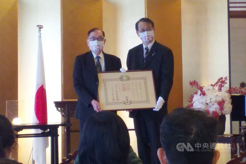 84歲的台灣核能專家謝牧謙(左)是日本政府「旭日中綬章」得主,授勳及證書頒發儀式28日在日本駐台代表泉裕泰(右)的官邸舉行。中央社記者陳韻聿攝 110年1月28日