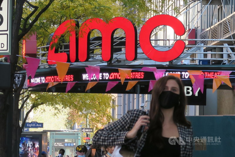 美股當地時間27日收黑,但在散戶追捧下,經營陷入困境的全球院線龍頭AMC股價飆漲3倍。圖為曼哈頓34街停業中的AMC戲院。中央社記者尹俊傑紐約攝 110年1月28日