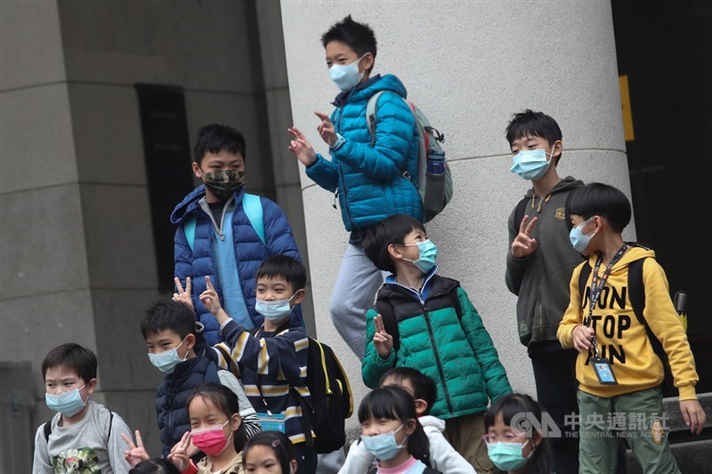 強烈大陸冷氣團南下,中央氣象局28日針對台北市等15 縣市發布低溫特報,28日晚至29日上午局部地區有攝氏10度以下氣溫(黃色燈號)發生的機率。中央社記者吳家昇攝 110年1月28日