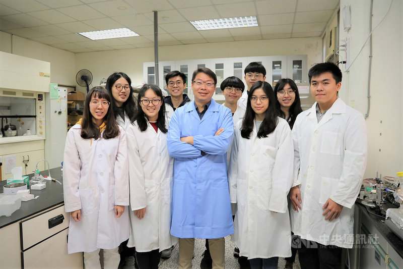 中興大學材料系助理教授薛涵宇(前中)耗時4年開發出新仿生材料,可應用在仿生皮膚、乾式黏著元件與抗菌╱抗藻塗層等,具高度應用潛力。圖為薛涵宇與研究室團隊合影。(中興大學提供)中央社記者趙麗妍傳真 110年1月28日