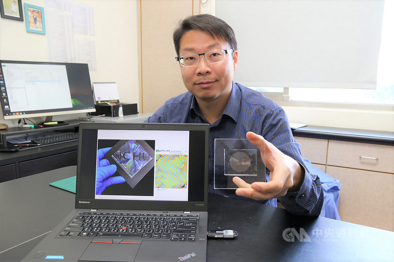 中興大學材料系助理教授薛涵宇(圖)團隊開發新穎仿生材料,他的研究主要以溼式釋放製程去模仿並製備仿指紋排列,探討不同皺褶排整對表面摩擦力的影響,其獨特創新的研究成果為仿生材料開發揭示了嶄新方向。(中興大學提供)中央社記者趙麗妍傳真 110年1月28日