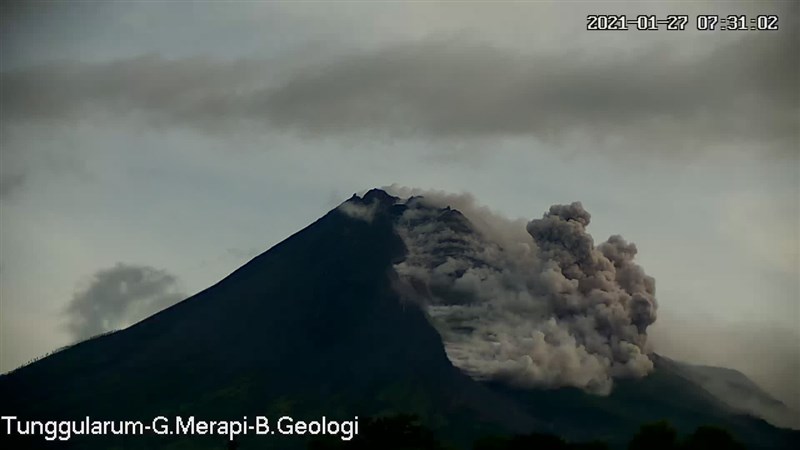 印尼梅拉比火山27日噴發,巨大灰雲直衝天際,轟隆作響的火山口不斷冒出滾滾濃煙。(圖取自twitter.com/BNPB_Indonesia)