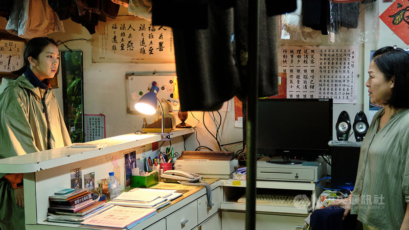 台劇「大債時代」將迎來大結局,戲中演員李霈瑜(大霈)(左)飾演的小資女為補上媽媽潘麗麗(右)欠下的資金缺口,變本加厲兼差工作,母女關係降到冰點。(公視提供)中央社記者葉冠吟傳真 110年1月28日