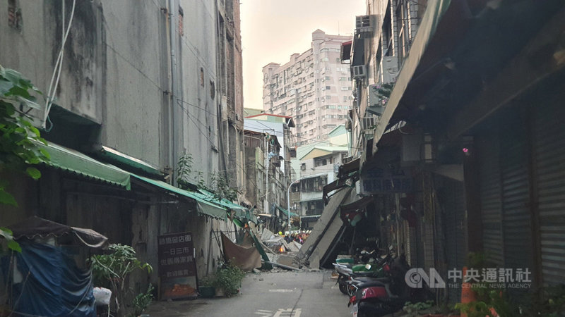 高雄市新興區八德二路一棟5層廢棄戲院28日下午發生外牆倒塌意外,波及4戶建築,市府疏散21人,幸無人受傷,工務局將清除路面倒塌外牆及碎石塊。中央社記者洪學廣攝 110年1月28日