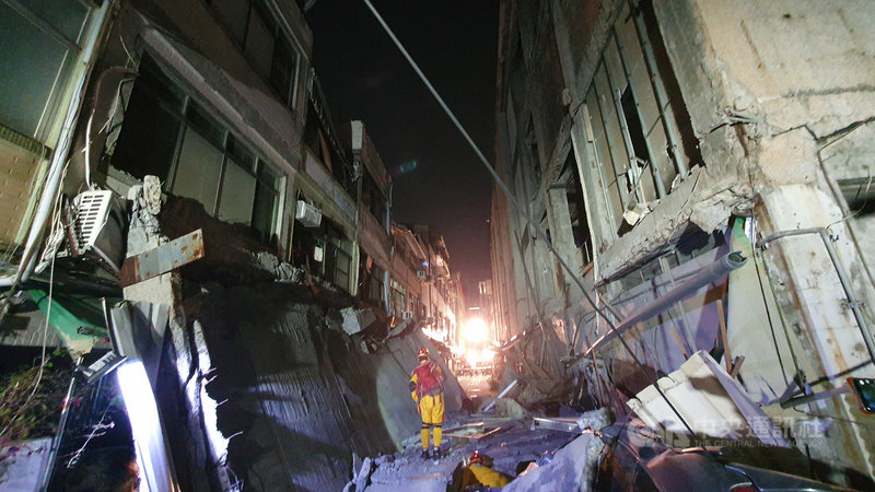 高雄市新興區八德二路一棟5層廢棄戲院28日下午發生外牆倒塌意外,波及4戶建築,現場斷垣殘壁、混凝土石塊滿地,鄰房一度傳出屋內有人受困,所幸警消清查協助脫困,沒有人員受傷。中央社記者洪學廣攝 110年1月28日