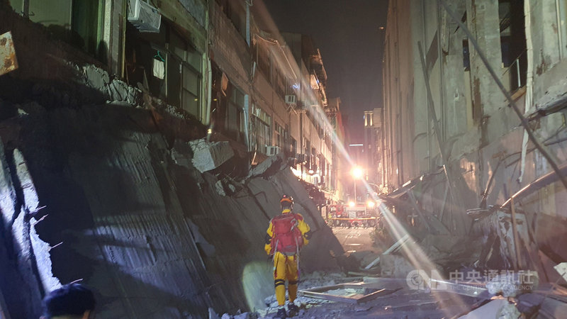 高雄市新興區八德二路一棟5層廢棄戲院28日下午發生外牆倒塌意外,波及4戶建築,市府疏散21人,幸無人受傷。現場持續拉起警戒線,不准人員擅自進入。中央社記者洪學廣攝 110年1月28日