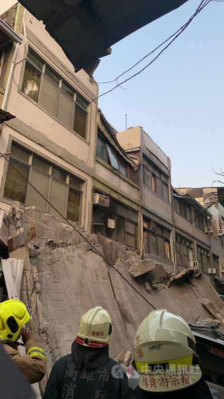 高雄市新興區一棟老舊5層樓建物28日下午約4時30分突然發生外牆倒塌,經查該建物為舊今日戲院,警消獲報到場搶救及清查有無受困人員。(高雄市消防局提供)中央社記者王淑芬傳真 110年1月28日