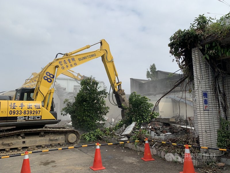 新北市推動新泰塭仔圳市地重劃案,29日拆除第一件業者配合點交土地建物。中央社記者沈佩瑤攝 110年1月29日