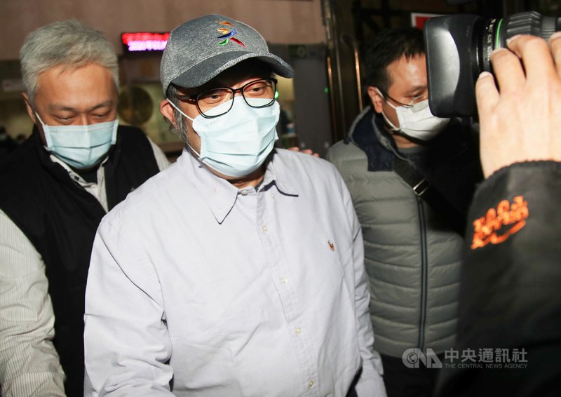 民主進步黨籍立法委員蘇震清(前左)被控收受前太流公司董事長李恆隆賄款遭訴,自109年8月間被羈押禁見至今。台北地方法院29日開庭,下午裁定蘇震清新台幣1000萬元交保,並限制住居、出境、出海。中央社記者張新偉攝 110年1月29日