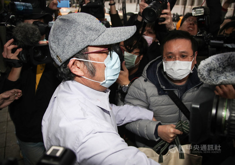 民主進步黨籍立法委員蘇震清(前左)被控收受前太流公司董事長李恆隆賄款遭訴,自109年8月間被羈押禁見至今。台北地方法院29日開庭,裁定蘇震清新台幣1000 萬元交保,並限制住居、出境、出海。蘇震清離開地院時,大批媒體圍堵拍攝。中央社記者張新偉攝 110年1月29日