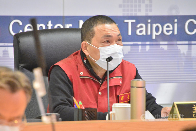 新北市長侯友宜29日主持防疫會議，會中呼籲還未施打公費流感疫苗的民眾儘速施打，增加保護力，平安過好年。中央社記者黃旭昇新北攝  110年1月29日