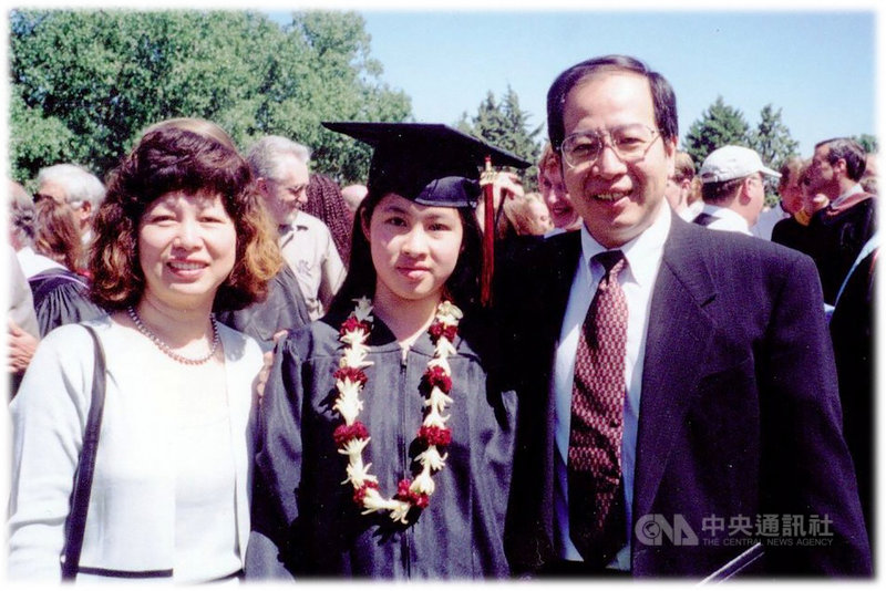 在台灣出生的美籍作家金立葳(Livia Blackburne)(中)畢業於哈佛大學,擁有麻省理工學院(MIT)認知神經科學博士學位,但在畢業後成為全職作家,以奇幻小說登上紐約時報暢銷書榜。(金立葳提供)中央社記者林宏翰洛杉磯傳真 110年1月29日