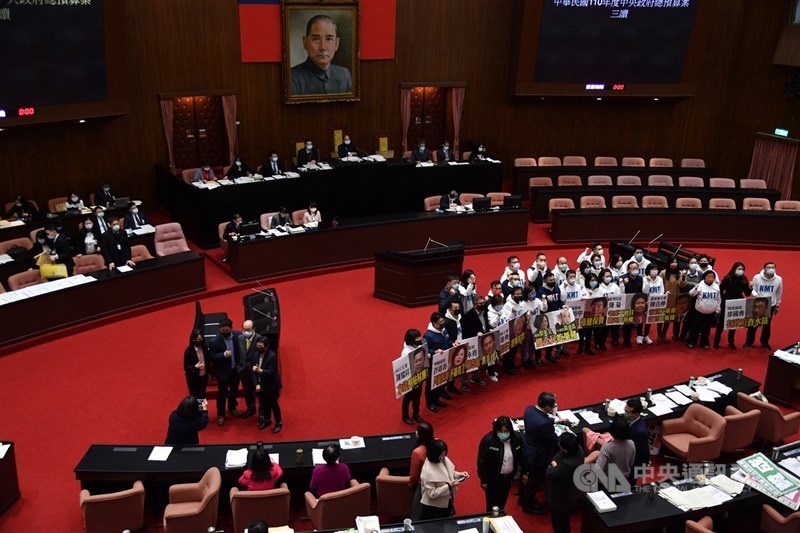立法院臨時會29日上演表決大戰,力拚三讀。臨時會結束後,國民黨籍立委在場內齊聚舉牌,表達對部分法案的不滿。圖左側為民進黨立委開心合影比讚。中央社記者王飛華攝 110年1月29日