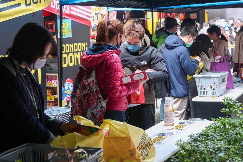 行政院主計總處29日發布2020年第4季經濟成長率概估值飆上4.94%,較11月預測數3.28%大增1.66個百分點,主因則是國內製造業持續投資,產能不斷擴增,供應鏈在地化益趨完整,商品出口表現優於預期,加上民間消費衰退幅度比預測低。中央社記者吳家昇攝 110年1月29日