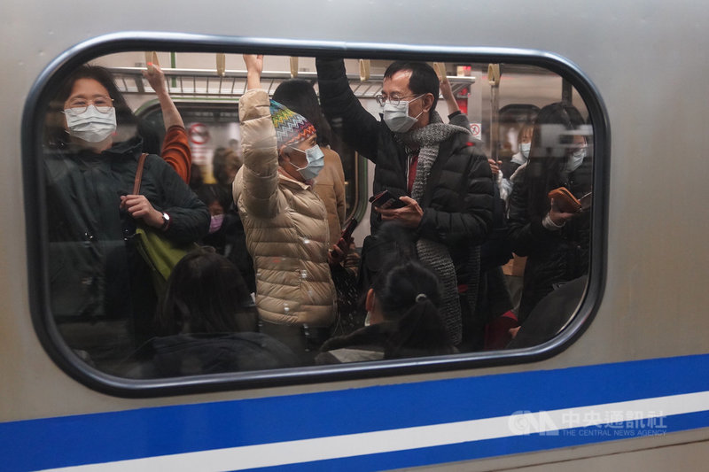 交通部29日公告,為避免武漢肺炎疫情再升溫,民眾搭乘台鐵、高鐵等大眾運輸期間將禁止飲食,2月1日正式上路。中央社記者徐肇昌攝 110年1月29日