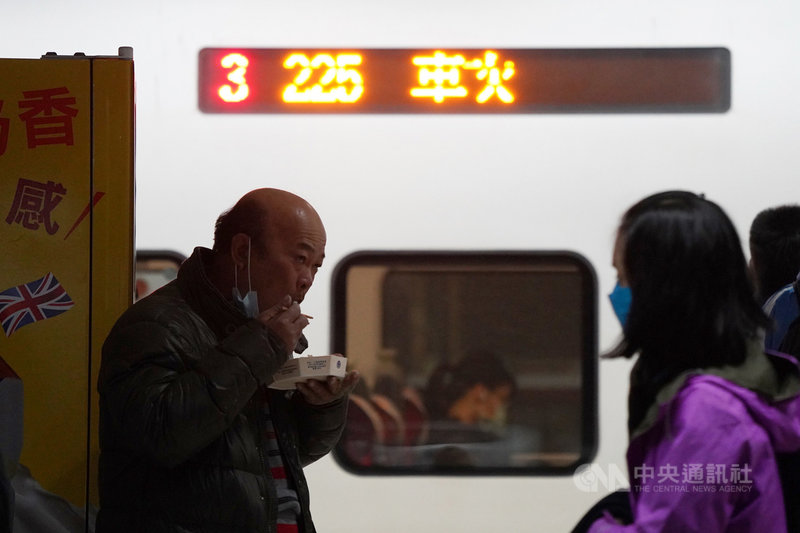 交通部29日指出,2月1日起,民眾在高鐵、台鐵(觀光列車除外)、公路客運、船舶(固定餐飲區域除外)、航空器(國際及兩岸航班除外)等運具內、或郵局營業區域內禁止飲食;於除外範圍內有飲食需求者,在與不特定對象保持社交距離,或有適當阻隔設備情形下,可在飲食期間暫時取下口罩。中央社記者徐肇昌攝 110年1月29日