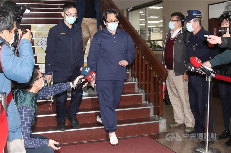 民進黨籍立委蘇震清被控收受前太流公司董事長李恆隆賄款遭訴,自109年8月間被羈押禁見至今。同案羈押中的蘇震清辦公室主任余學洋(前中),北院29日裁定新台幣150萬元交保,並限制住居、出境、出海。中央社記者張新偉攝 110年1月29日