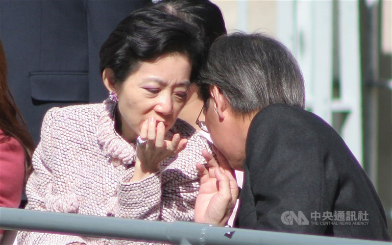前新光醫院副院長黃芳彥(右)日前在美身亡,黃芳彥因涉及協助前第一夫人吳淑珍(左)洗錢,被檢方通緝,時效到民國123年,但如今因黃芳彥已死亡,將不起訴處分。圖為黃芳彥2005年間與吳淑珍在美出席活動時附耳交談。(中央社資料照片)