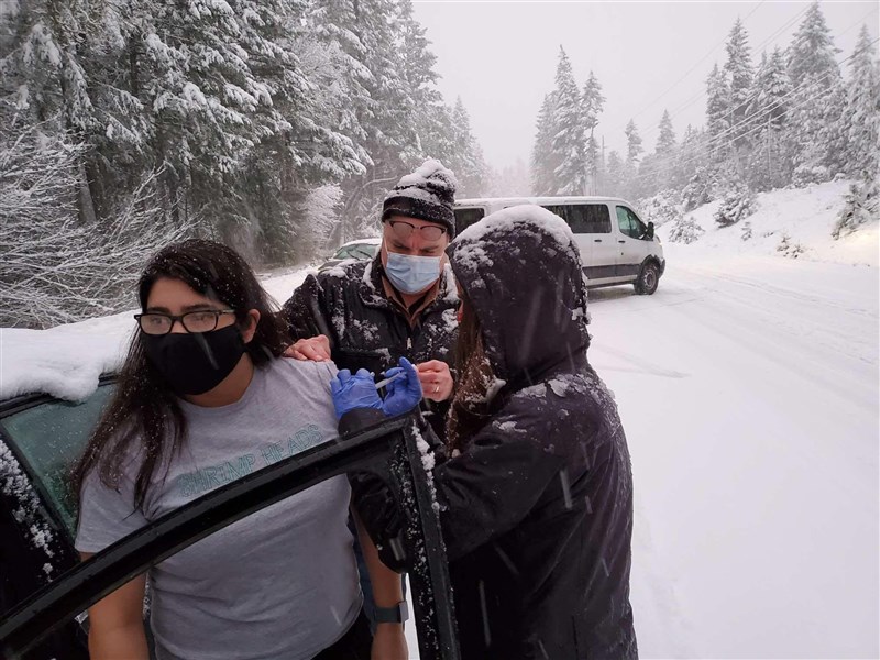 美國公衛人員遇風雪卡在路上急智就地打疫苗 國際 重點新聞 中央社cna
